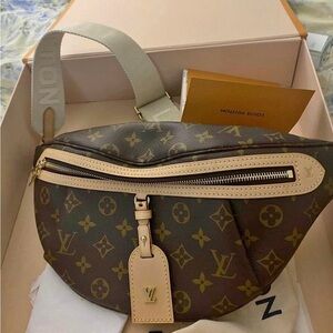 Like new condition Louis Vuitton Bum Bag.
Only a year old. Located in Tampa.